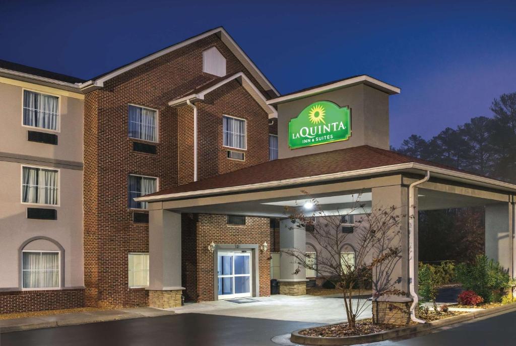 La Quinta Inn & Suites by Wyndham Rome image