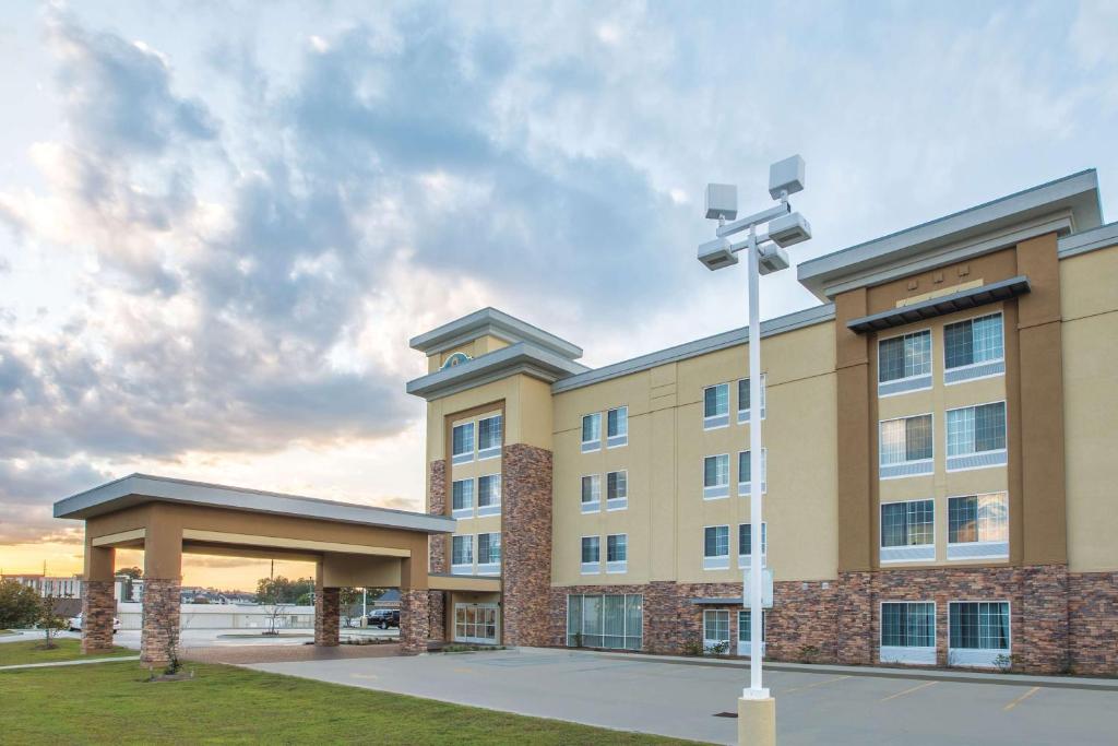 La Quinta Inn & Suites by Wyndham Hattiesburg - I-59 image