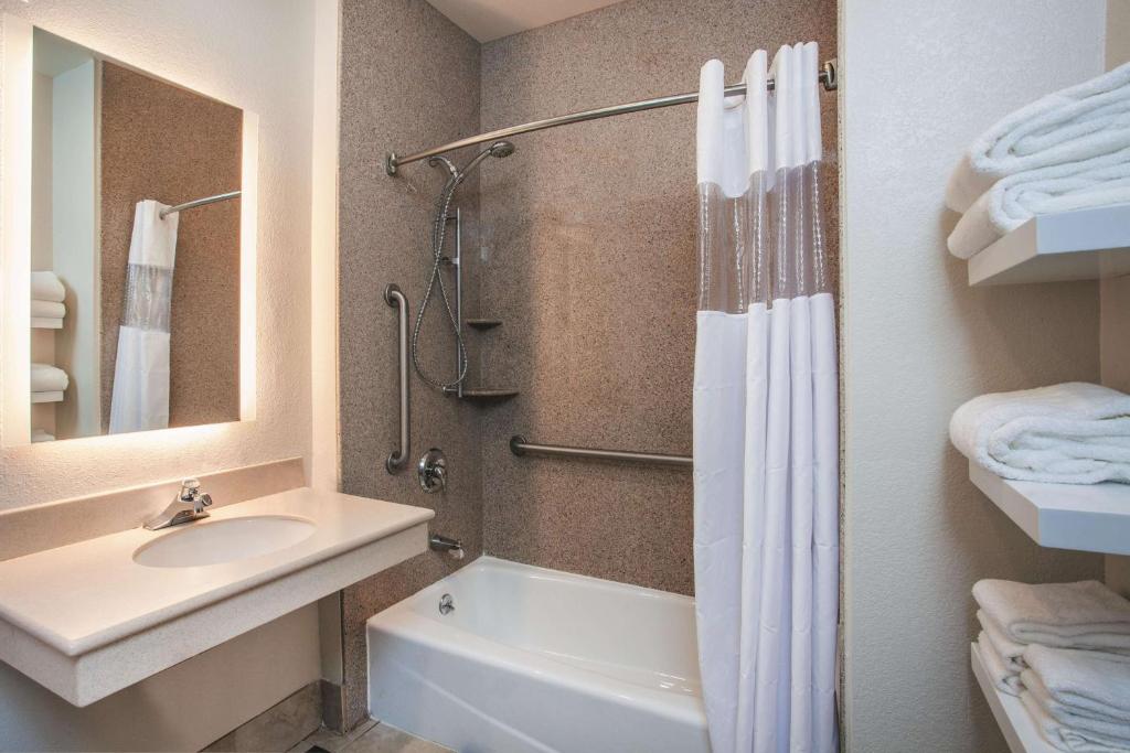 La Quinta Inn & Suites by Wyndham Dublin - Pleasanton - Tap to explore photos
