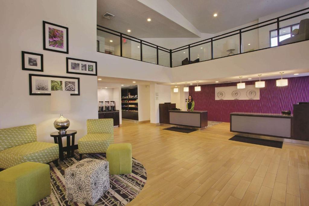 La Quinta Inn & Suites by Wyndham Detroit Metro Airport image