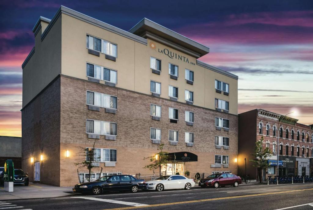 La Quinta Inn & Suites by Wyndham Brooklyn Downtown image