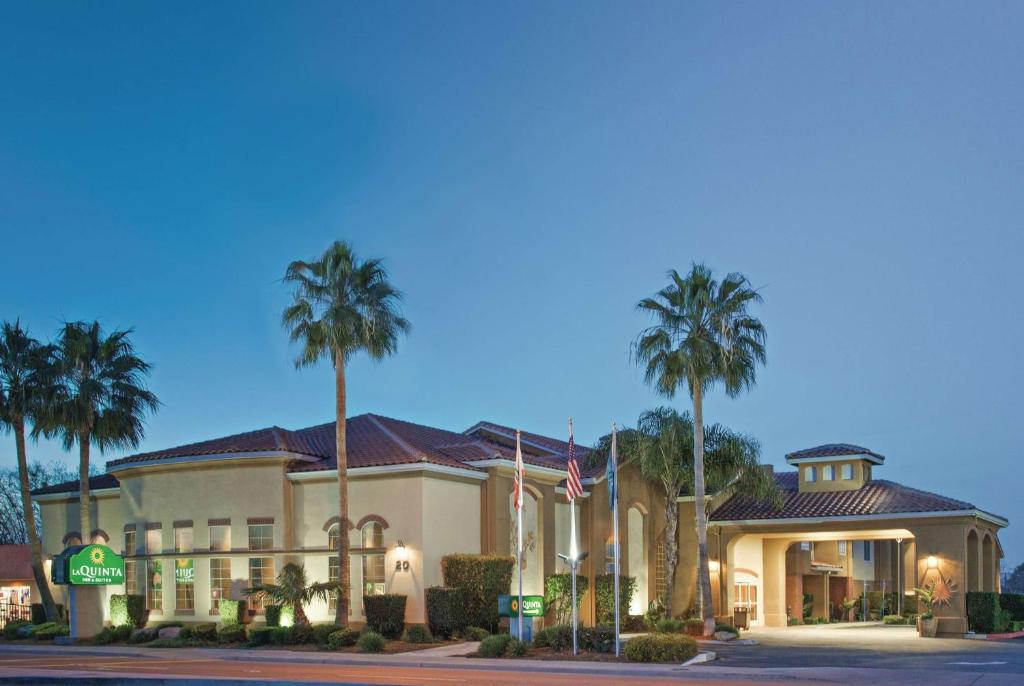 La Quinta Inn & Suites by Wyndham Los Banos image