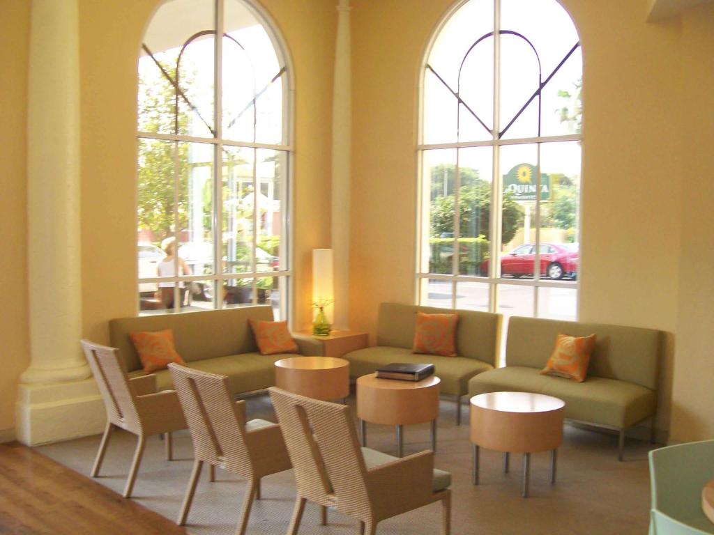 La Quinta Inn & Suites by Wyndham Sarasota Downtown image