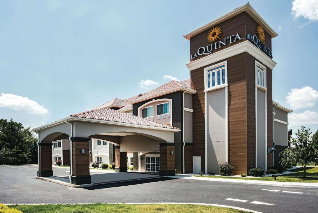 La Quinta Inn & Suites by Wyndham Chambersburg image