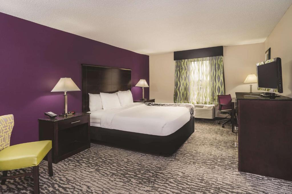 La Quinta Inn & Suites by Wyndham Louisville East image