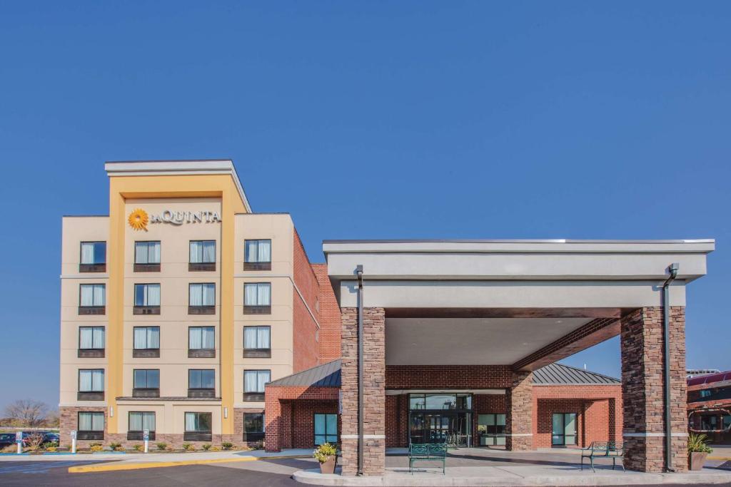 La Quinta Inn & Suites by Wyndham Philadelphia Airport image
