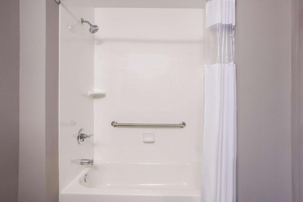 La Quinta Inn & Suites by Wyndham Cullman Room Type - King Room