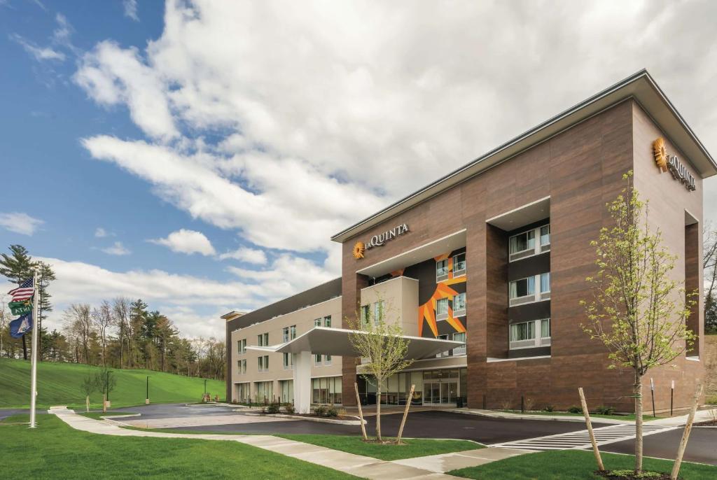 La Quinta Inn & Suites by Wyndham Clifton Park image