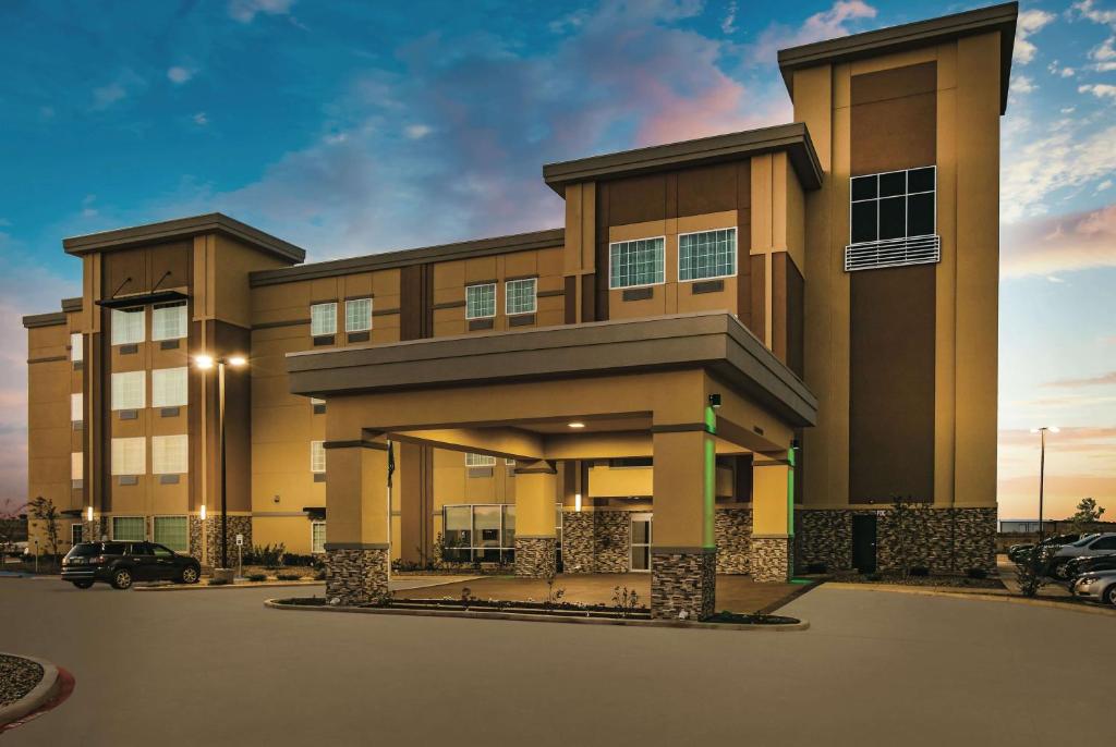 La Quinta Inn & Suites by Wyndham Colorado City image
