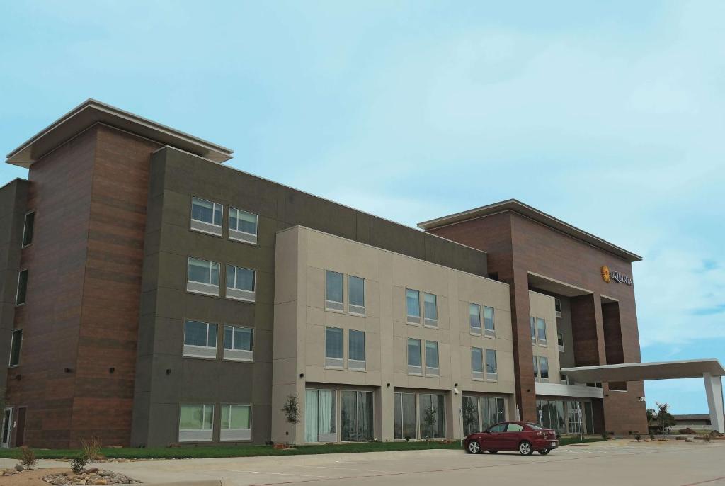 La Quinta Inn & Suites by Wyndham Amarillo Airport image