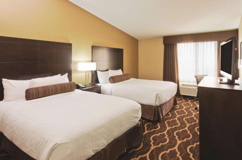 Четырехместный (Номер Делюкс с 2 кроватями размера «queen-size»), La Quinta Inn & Suites by Wyndham LV Tropicana Stadium