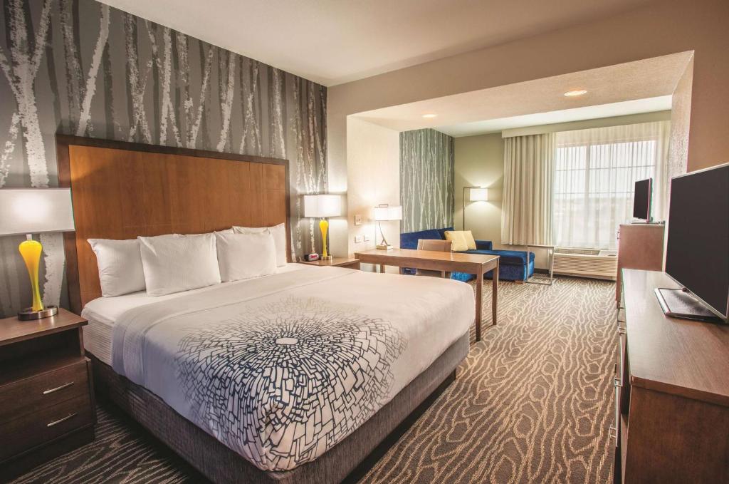 La Quinta Inn & Suites by Wyndham Duluth image
