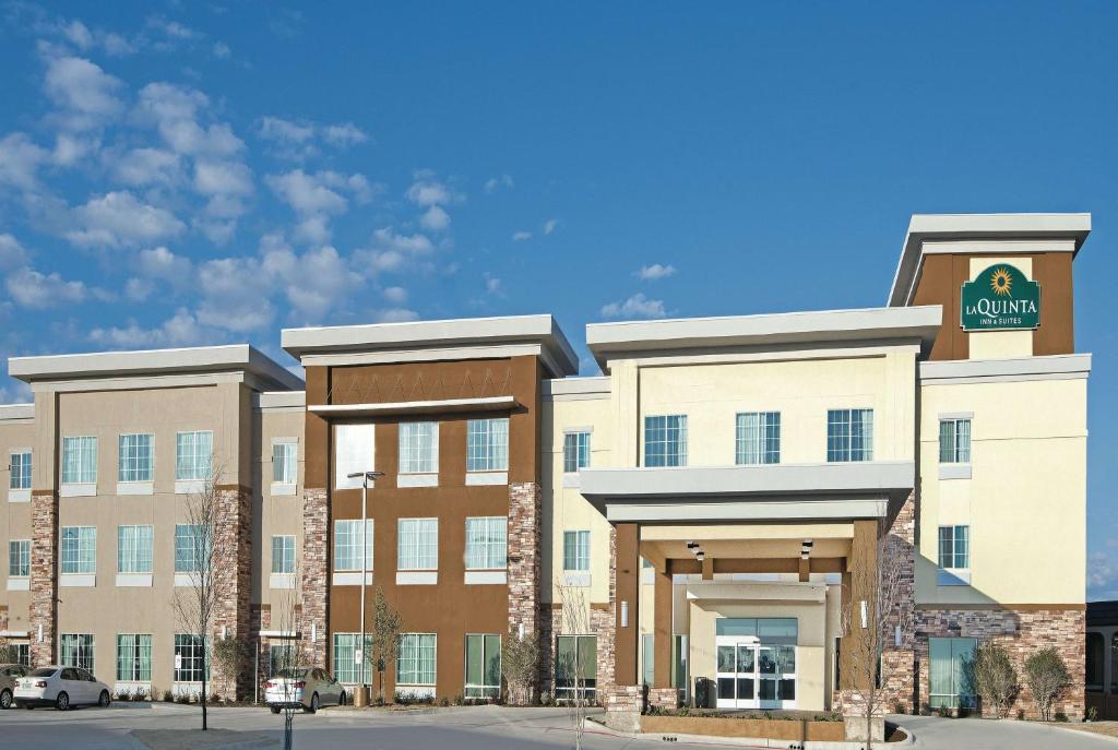 La Quinta Inn & Suites by Wyndham Fort Worth West - I-30 image