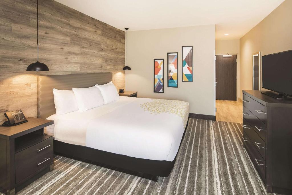La Quinta Inn & Suites by Wyndham Atlanta South - McDonough photo 1