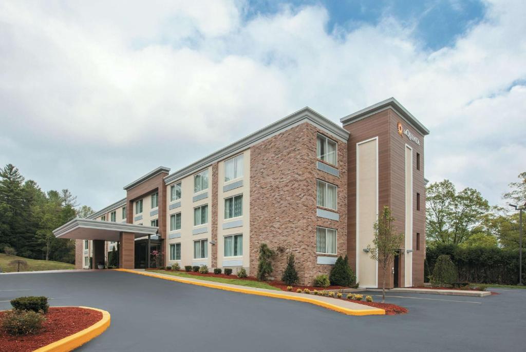 La Quinta Inn & Suites by Wyndham Sturbridge image
