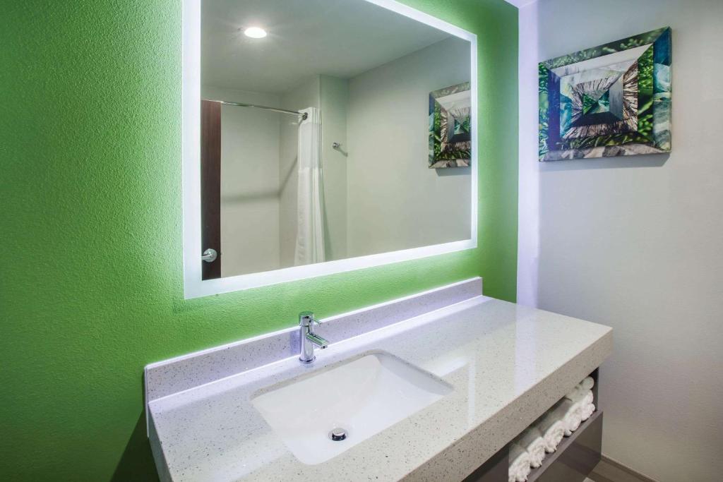 La Quinta Inn & Suites by Wyndham Owasso image