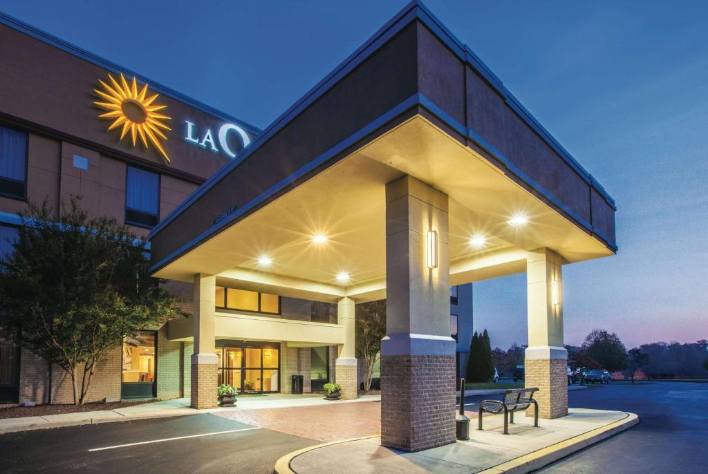 La Quinta Inn & Suites by Wyndham Mechanicsburg - Harrisburg image