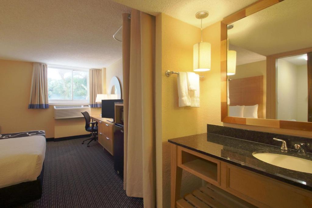 La Quinta Inn & Suites by Wyndham Deerfield Beach I-95 image