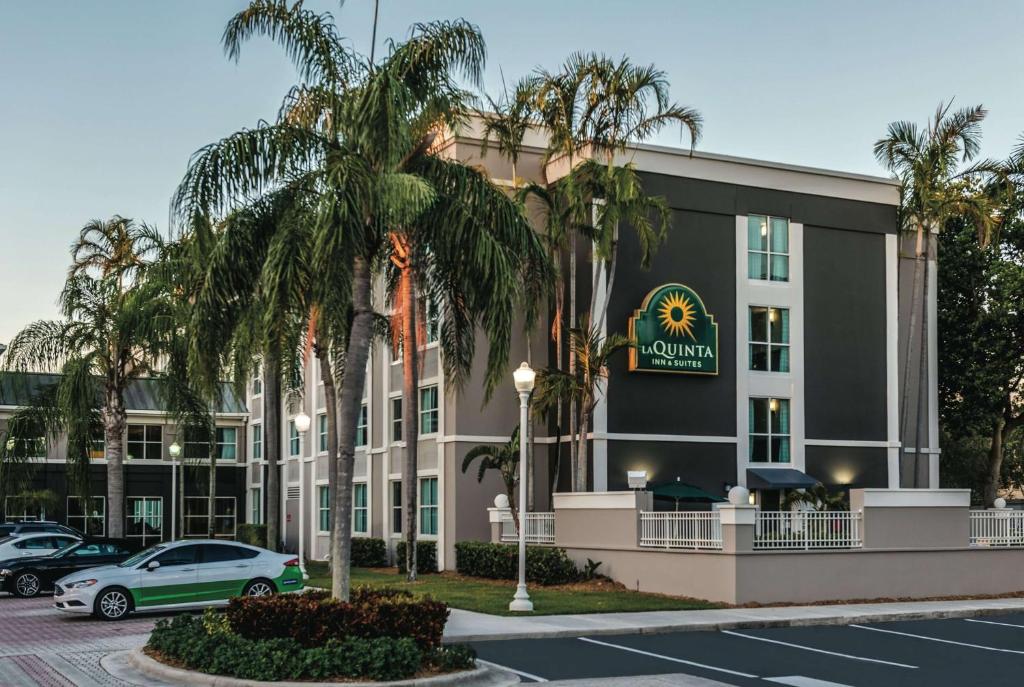 La Quinta Inn & Suites by Wyndham Plantation at SW 6th St image