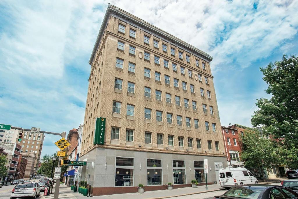 La Quinta Inn & Suites by Wyndham Baltimore Downtown image