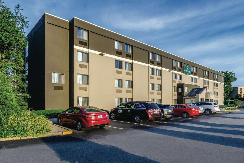 La Quinta Inn & Suites by Wyndham Warwick Providence Airport image
