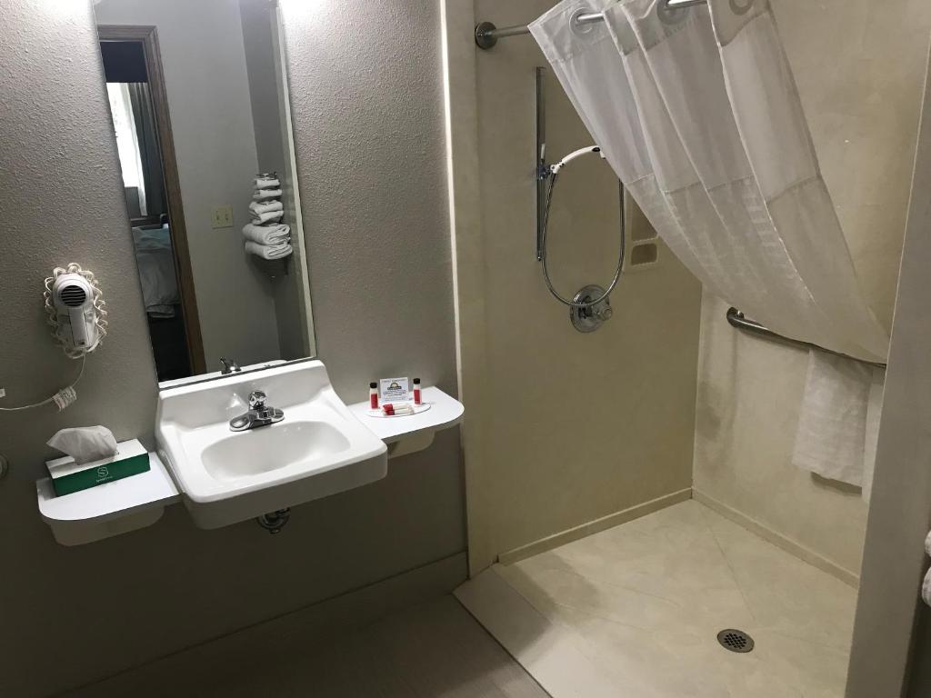 Days Inn by Wyndham Grove photo 4
