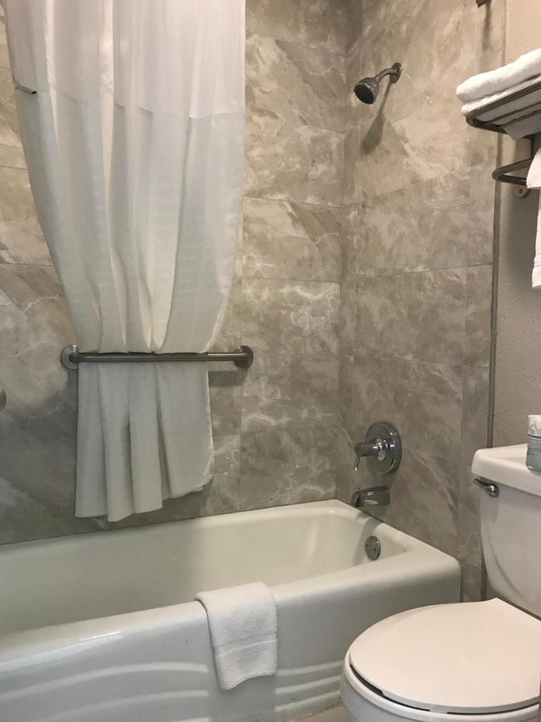 Days Inn by Wyndham Grove photo 3