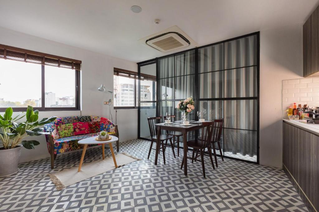 6 Le Thanh Tong Building