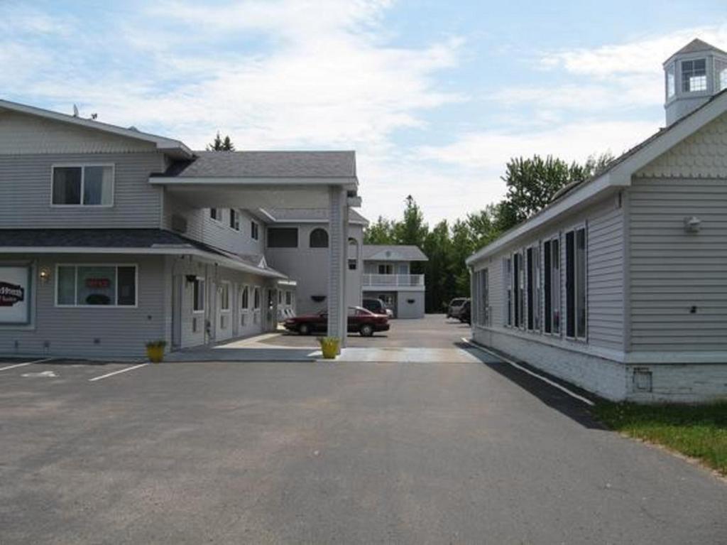 Mackinaw Budget Inn image