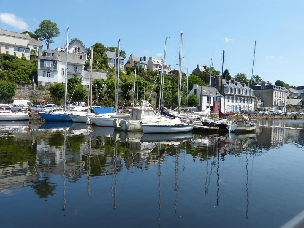 village insolite tiny photo 1