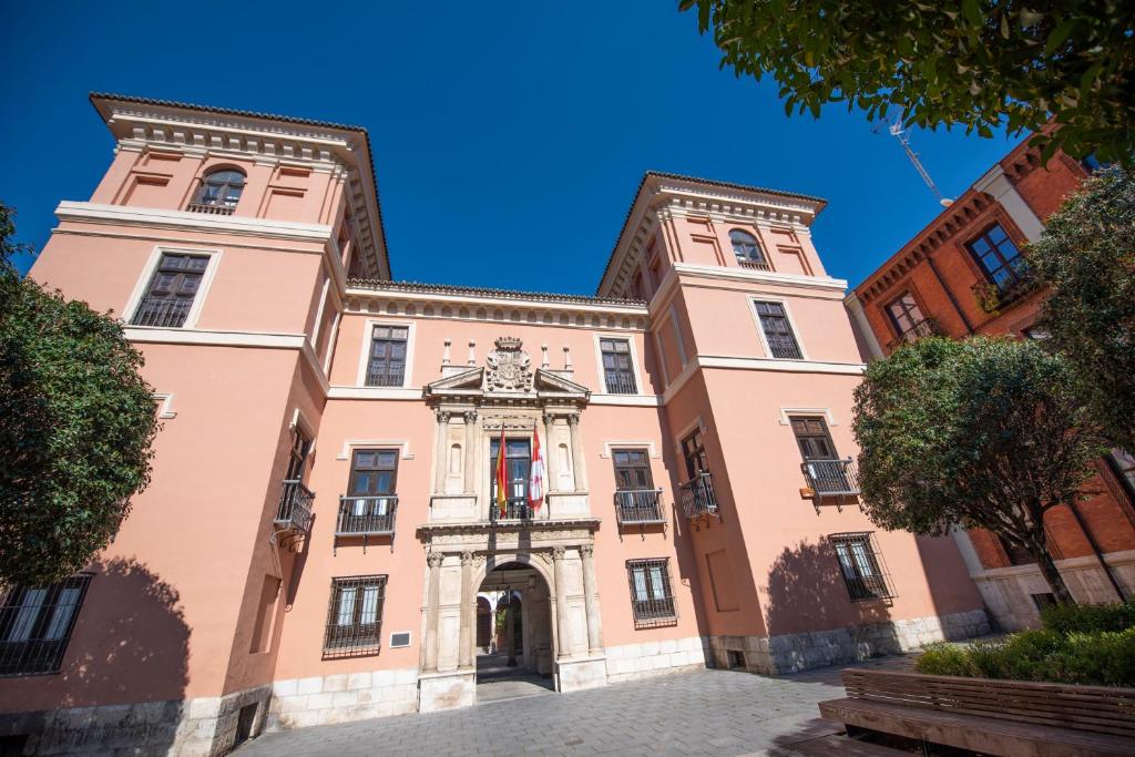 Espacios Blanco Plaza del Viejo Coso - Tap to explore photos