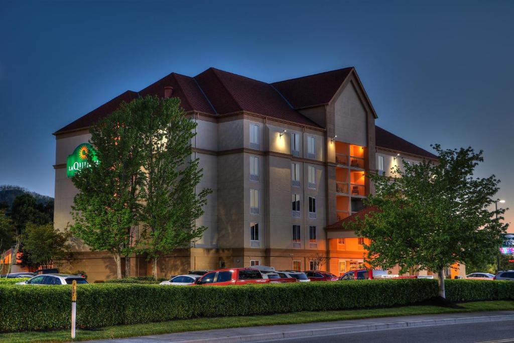 La Quinta Inn & Suites by Wyndham Pigeon Forge image