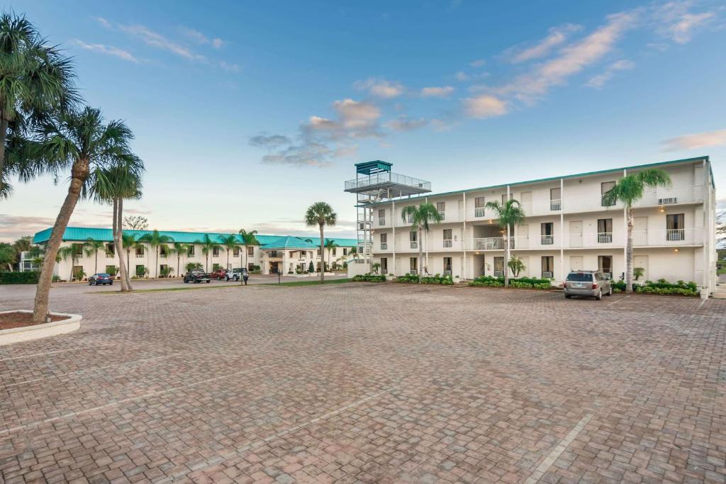 Days Inn Lake Okeechobee image