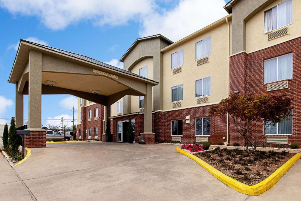 Comfort Inn and Suites Fredericksburg image