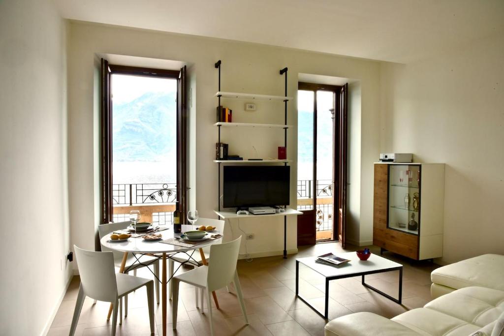 Stylish Lakefront House photo 1