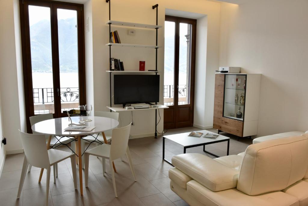 Stylish Lakefront House photo 3