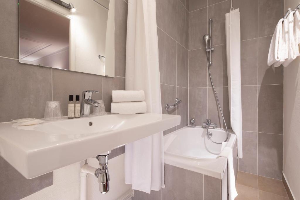 Двухместный (Улучшенный двухместный номер с 1 кроватью), Hôtel Londres Saint Honoré
