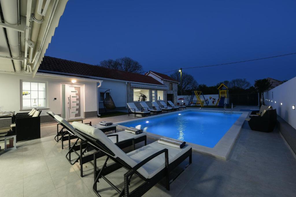 Villa Mare - with HEATED POOL photo 4