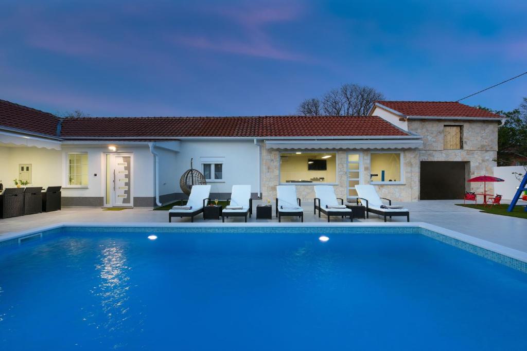 Villa Mare - with HEATED POOL photo 1