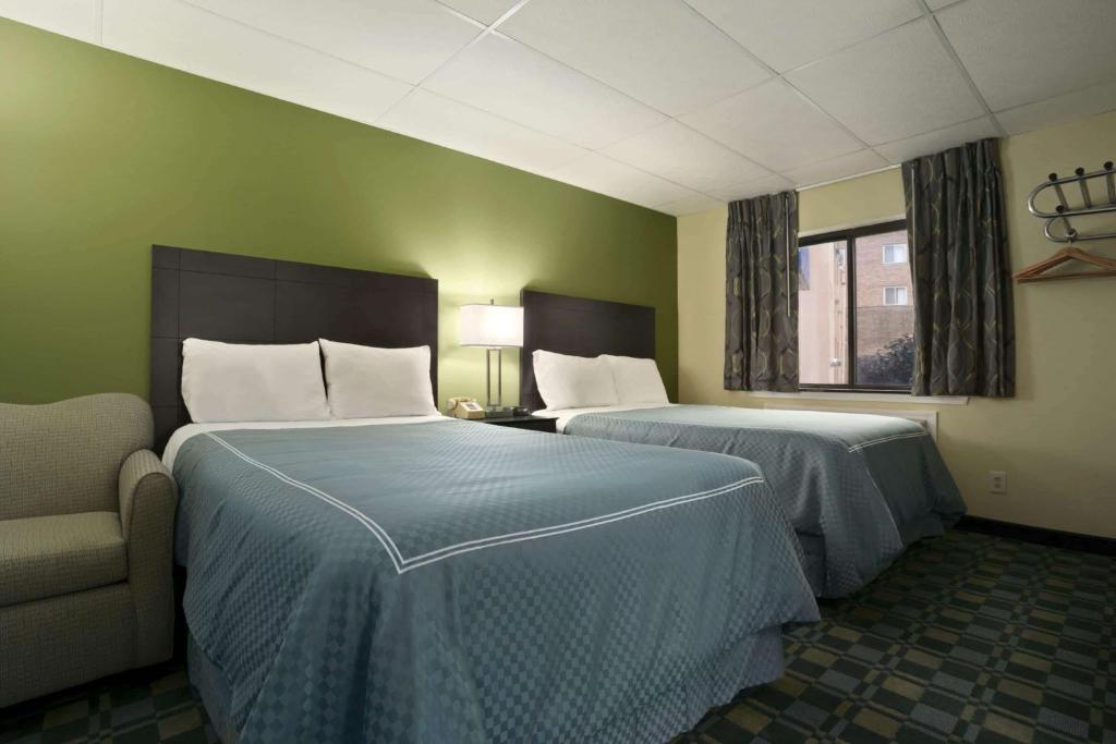 Travelodge by Wyndham Cleveland Lakewood photo 3