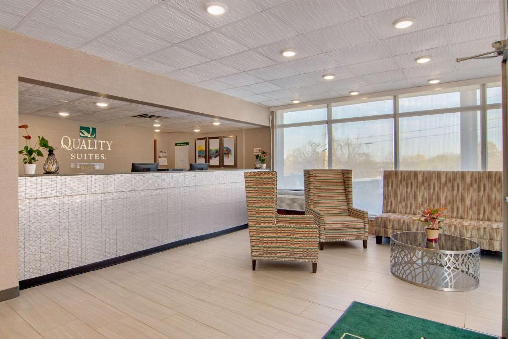 Quality Inn & Suites photo 2