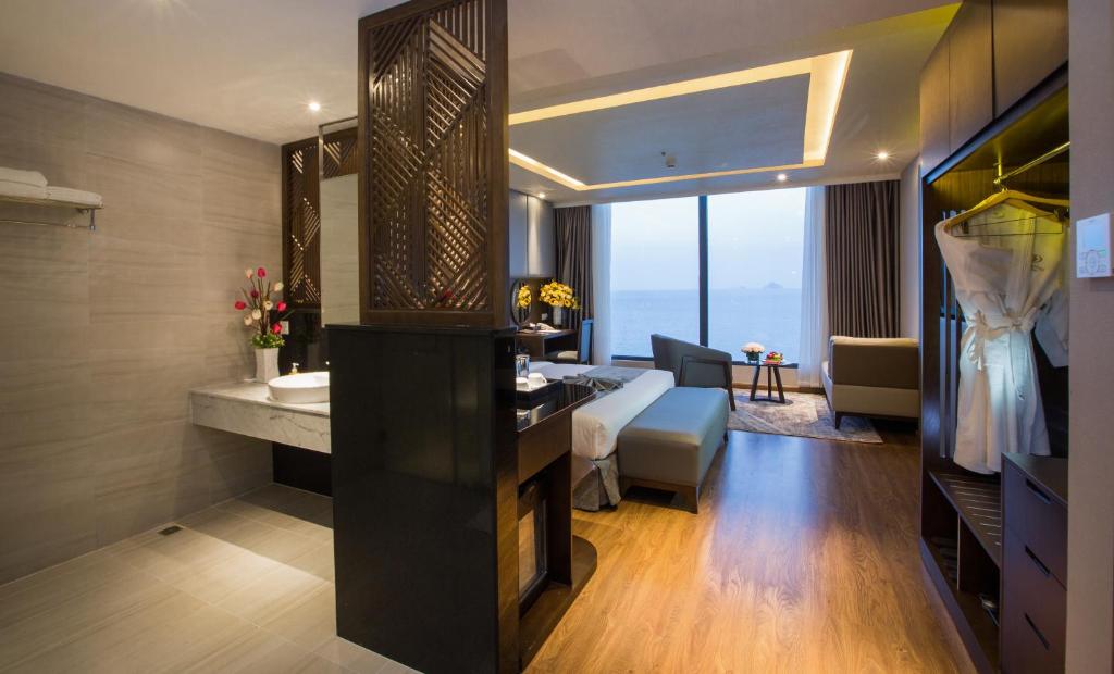Двухместный (Номер с кроватью размера «king-size» и видом на море), DTX Hotel Nha Trang