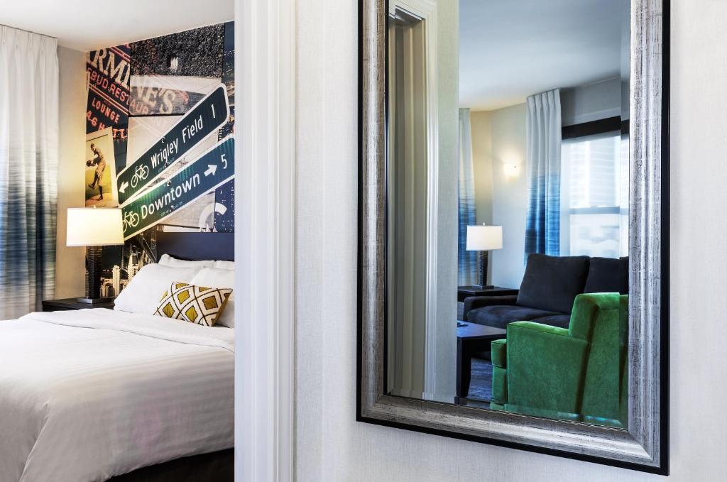 Сьюит (Люкс бизнес-класса с кроватью размера «king-size»), Hotel Versey Days Inn by Wyndham Chicago