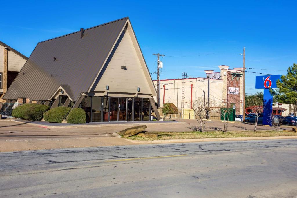 Motel 6 Arlington, TX - UTA image