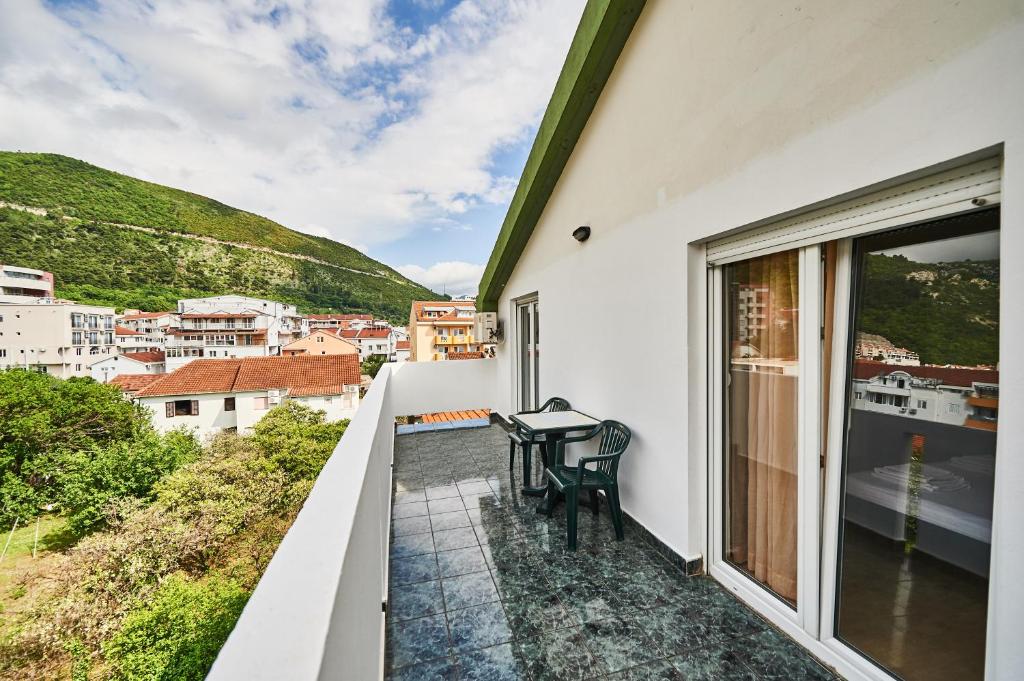 Апартаменты (Семейные апартаменты с 1 спальней и террасой), Apartments Mont