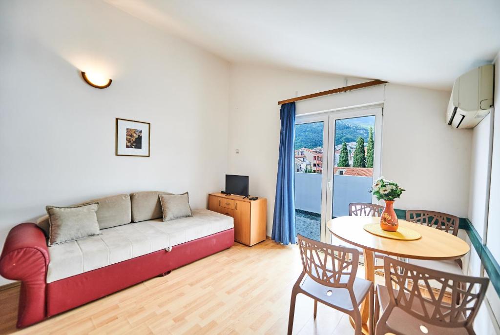 Апартаменты (Семейные апартаменты с 1 спальней и террасой), Apartments Mont