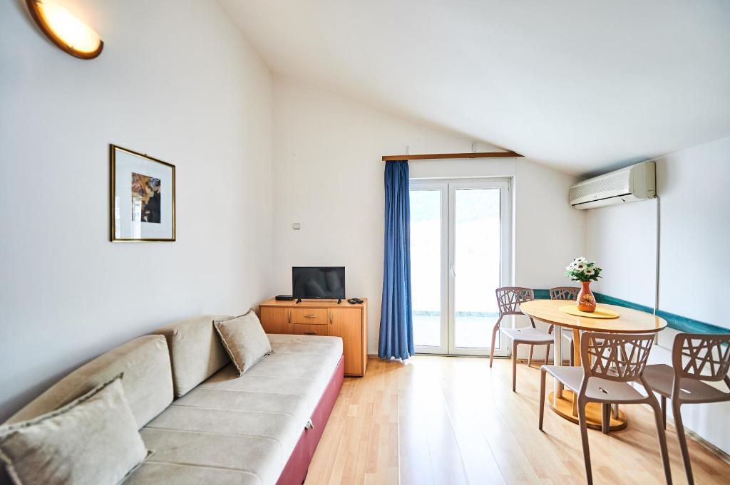 Апартаменты (Семейные апартаменты с 1 спальней и террасой), Apartments Mont