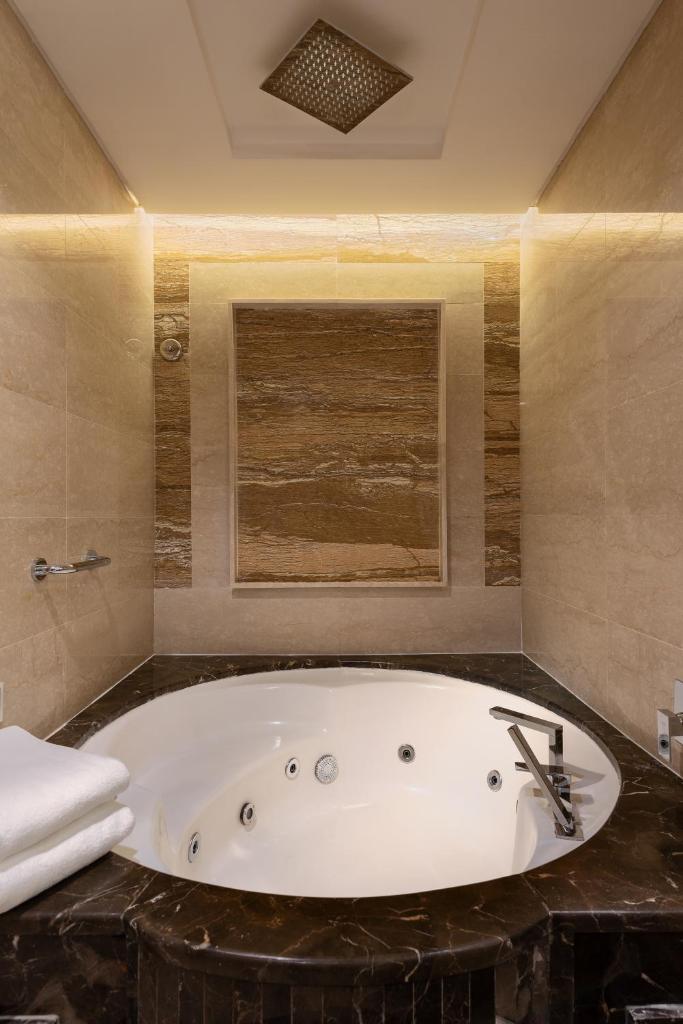 Сьюит (Представительский люкс для курящих гостей), Отель Suba Hotel