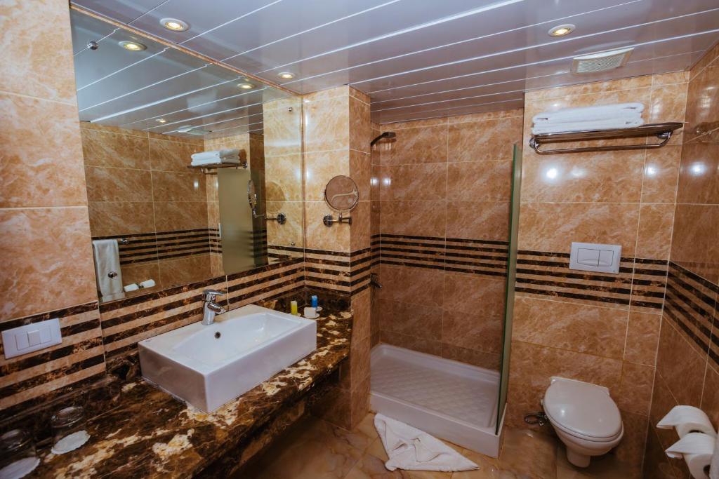 Трехместный (Трехместный номер Делюкс с видом на сад или бассейн), Movie Gate Golden Beach Hotel
