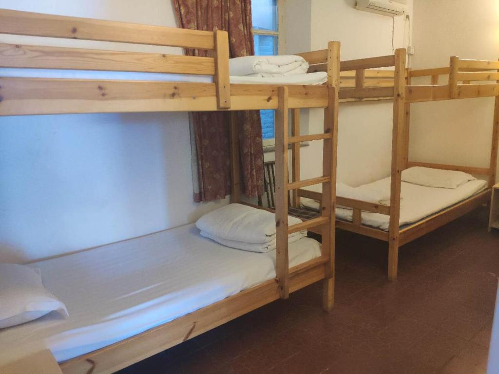 Трехместный (Mainland Chinese Citizen Only - Triple Room with Public Bathroom), Qian Men Hostel